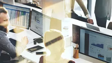 Des personnes travaillant sur des ordinateurs dans un bureau.